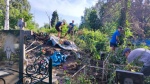 На территории кладбища «Шмели» проводятся работы по уборке мусора