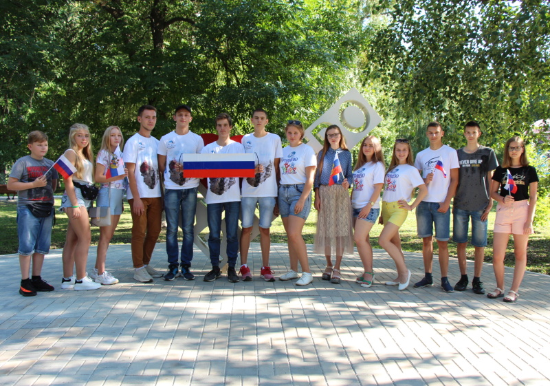 «Волонтеры Победы» в Парке культуры и отдыха провели квест-игру «Гордо реет флаг России»