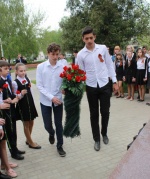 Ртищевские школьники возложили цветы к памятнику Детям войны