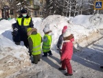 Автоинспекторы города Ртищево провели для дошкольников мероприятие «Шагающий автобус»