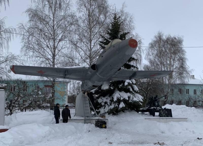 Учебный самолет Л-29 вновь занял свое место в ряду объектов мемориального комплекса на площади ГКЦ