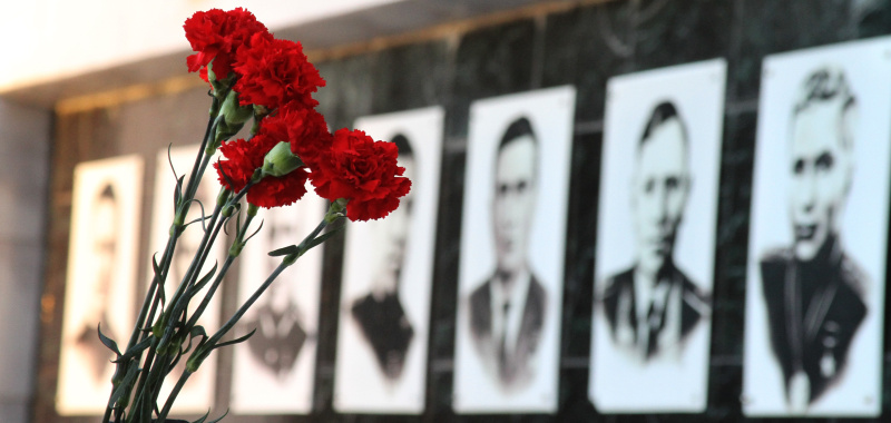 Сегодня на площади Памяти и Славы на Аллее Героев «Герои-земляки» прошла церемония возложения цветов, приуроченная ко Дню Героев Отечества