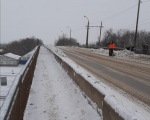 Сегодня сотрудники МУП «Водоканал» производили вручную расчистку путепровода, а также продолжили вывоз снега с улиц города