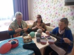 «С теплом из Саратова в Сватово»: «серебряные» волонтеры вяжут теплые вещи для жителей Сватовского района ЛНР