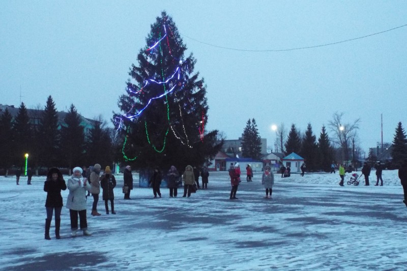 На площади Городского культурного центра состоялась музыкально-развлекательная программа «Рождественский вечер» в рамках акции «Выходи гулять»