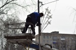 Сотрудники АО «Облкоммунэнерго» продолжают работы по покраске опор уличного освещения