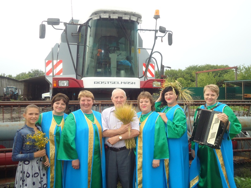 На полевом стане фермерского хозяйства ИП «Маняхин» состоялась концертная программа «Поклонимся хлебу русскому»