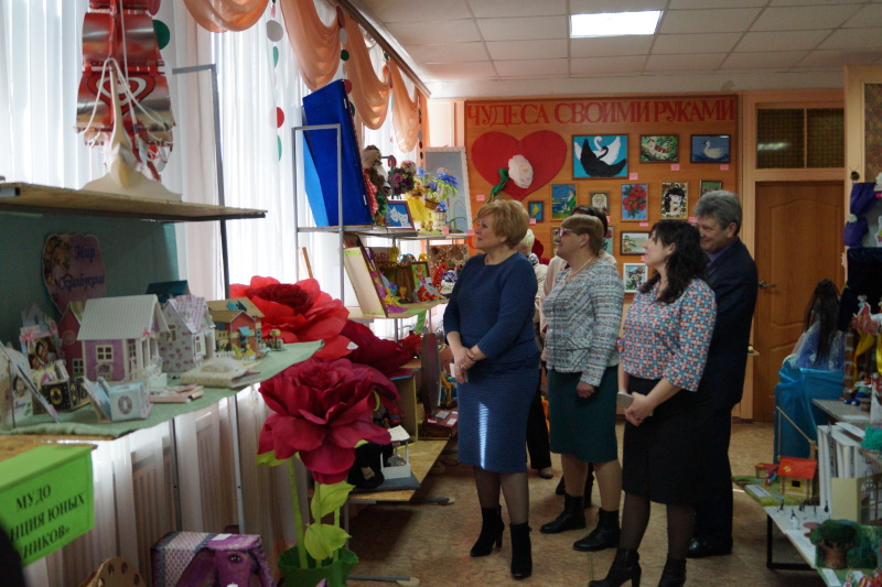 Глава Ртищевского муниципального района С.В. Макогон посетила выставку технического творчества «От ремесла к искусству»
