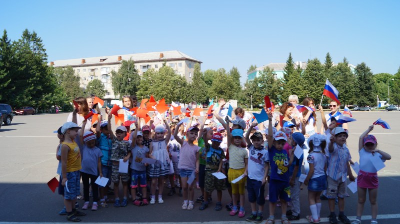 На площади ГКЦ  состоялась празднично – познавательная программа «Под флагом России» для воспитанников дошкольных образовательных учреждений, посвященная Дню государственного флага  