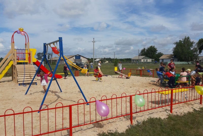 В селе Сапожок состоялось открытие вновь установленной детской площадки