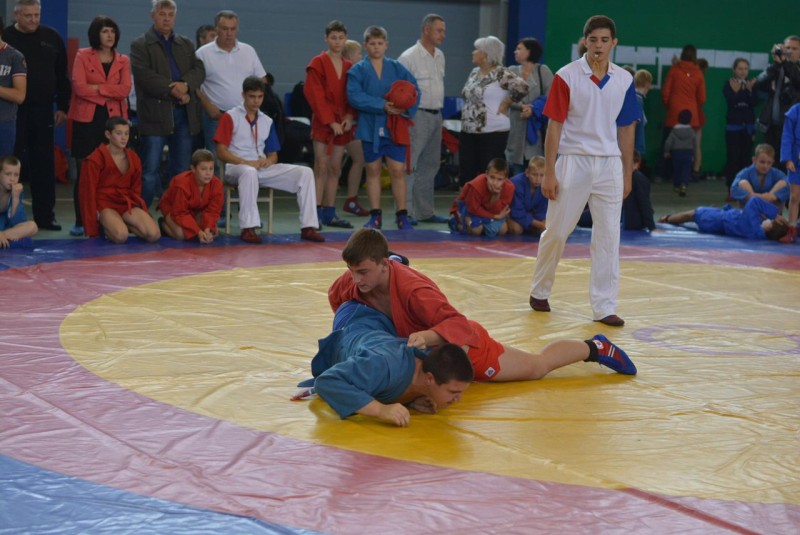 В Балашове прошел турнир по борьбе самбо среди юношей и девушек на кубок "Юность Хопра" 