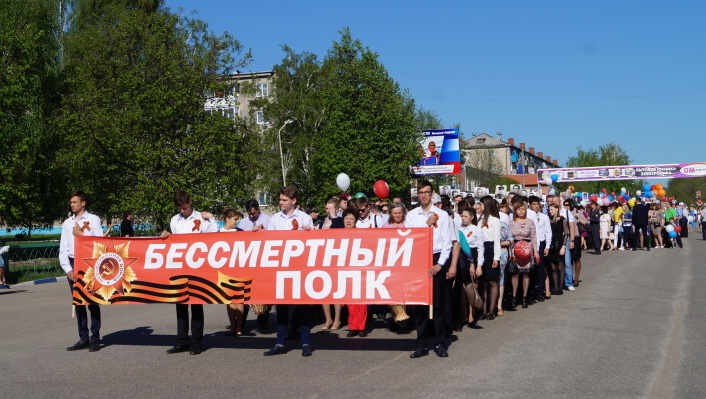 На митинге, посвященном празднованию Дня Победы, жители Ртищевского района чествовали ветеранов и почтили память героев Великой Отечественной войны