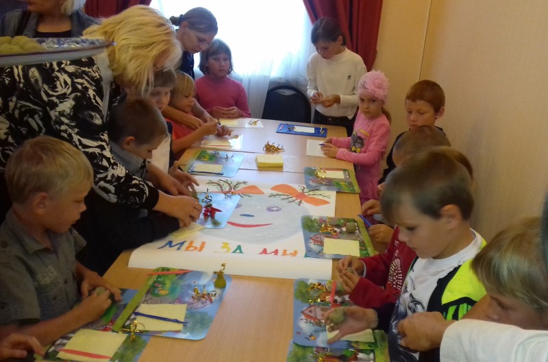 Сотрудники ГАУ СО ЦСЗН Ртищевского района провели мероприятие «Пусть всегда будет МИР!!!» для  детей из семей, состоящих на социальном обслуживании 