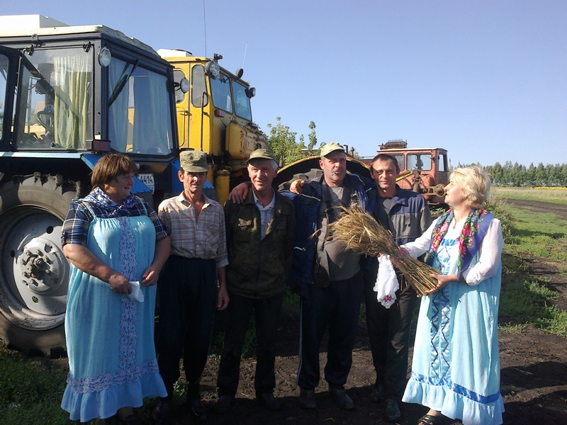 Работники Малиновского СК провели концертную программу «Праздник первого снопа» в крестьянском фермерском хозяйстве  «Драгуновское»