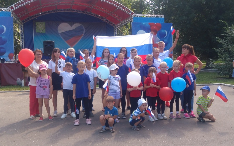 В парке культуры и отдыха состоялась детская игровая программа «Один за всех и все за одного», посвященная Дню Государственного флага Российской Федерации