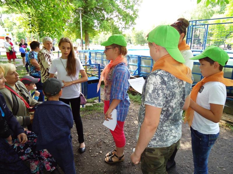 В парке культуры и отдыха сотрудники городских библиотек провели акцию «С любовью и верой в родную Россию»