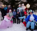 В преддверии празднования Нового года в микрорайонах города Ртищево  состоялись выездные выступления концертных бригад во дворах домов