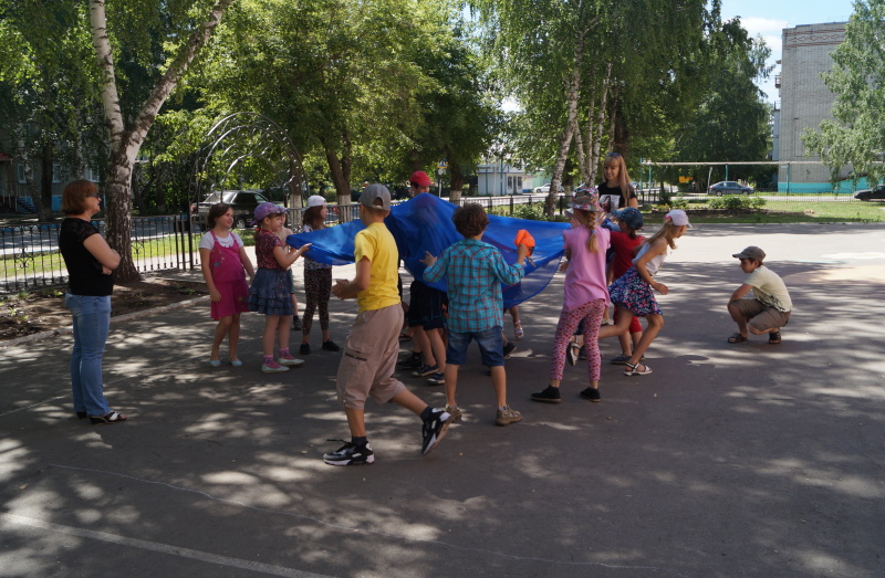 Для детей, отдыхающих на летних площадках, прошла спортивно - познавательная программа «В гостях у сказки»