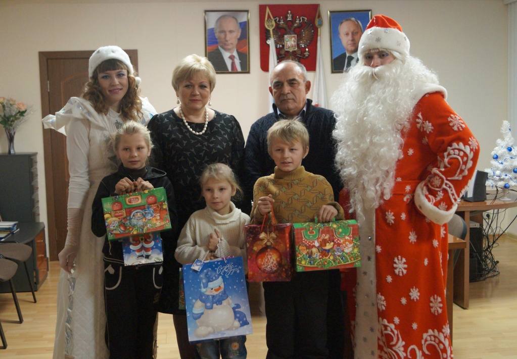 Глава Ртищевского района С.В. Макогон поздравила детей из многодетной семьи