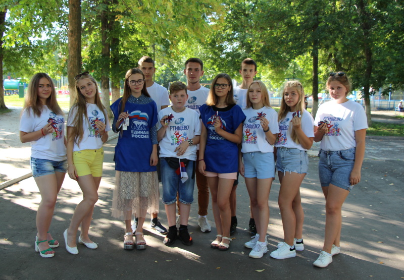 В Парке культуры и отдыха прошла молодежная патриотическая акция «Российский триколор»