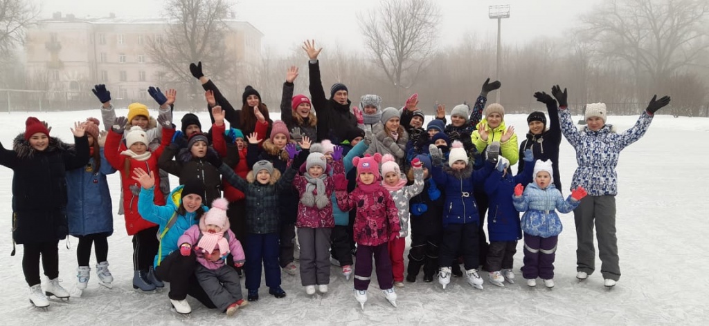  Сегодня на городском катке прошли «Ледовые забавы» для детворы