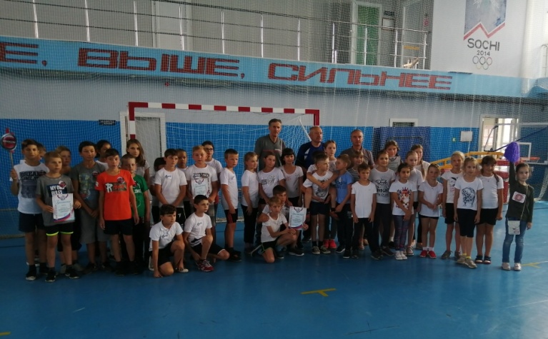 В спортивном зале ФОКа «Юность» прошли соревнования «Веселые старты» для детей, отдыхающих на детских площадках