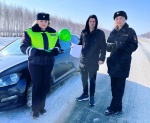 В День защитника Отечества женщины-полицейские поздравили водителей с праздником