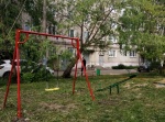 Во дворах многоквартирных домов устанавливаются качели для детей