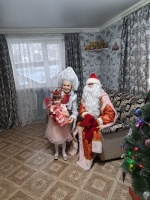 Дед Мороз и Снегурочка поздравили детей и их  родителей с наступающими новогодними праздниками, пожелали всем здоровья и счастья и вручили новогодние подарки