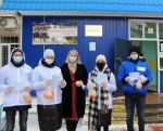 В преддверии Международного женского дня волонтеры подарили женщинам города Ртищево витамины и хорошее настроение