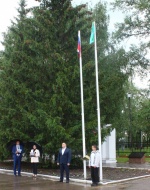 На площади Памяти и Славы состоялась церемония поднятия Государственного флага России и флага Ртищевского района 