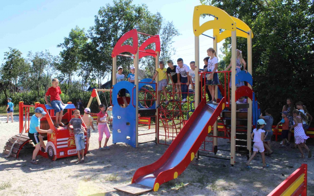 Во дворах города Ртищево установлены новые игровые комплексы