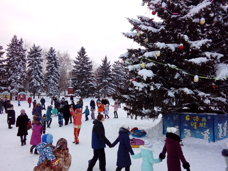 На площади Городского культурного центра прошла праздничная программа «Веселый праздник Рождества»