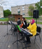 Сегодня  в сквере Центральный зазвучали мелодии в исполнении "Народного коллектива" струнного трио "Элегия"
