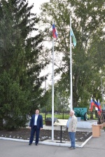 Сегодня на площади Памяти и Славы состоялась церемония поднятия Государственного флага России и флага Ртищевского района