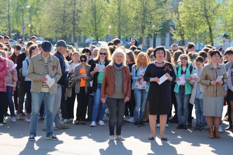 На площади Городского культурного центра состоялся песенный флешмоб «День Победы» 