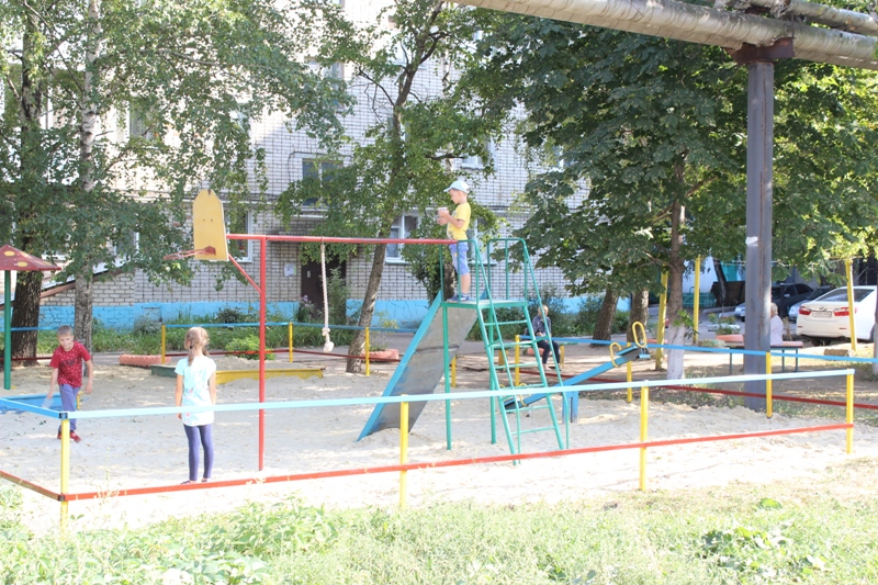 В городе ведутся работы по обновлению детских площадок