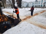 Служба благоустройства продолжает чистить город от снега и наледи