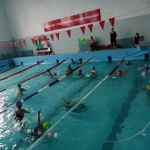 В бассейне "Дельфин" и ФОКе  "Юность" проводятся занятия по плаванию с детьми, посещающих лагеря с дневным пребывание