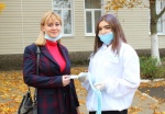 В Ртищево волонтеры начали раздавать бесплатные маски жителям