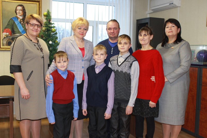 Замечательный подарок получили семь многодетных семей Саратовской области, в том числе семья Серкиных из Ртищевского района, воспитывающая восьмерых детей