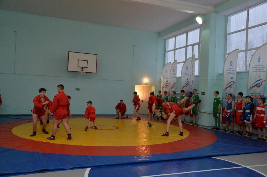 В преддверии Нового года в поселке Ртищевский после реконструкции открылся спортивный зал