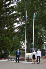 На площади Памяти и Славы состоялась церемония поднятия Государственного флага России и флага Ртищевского района